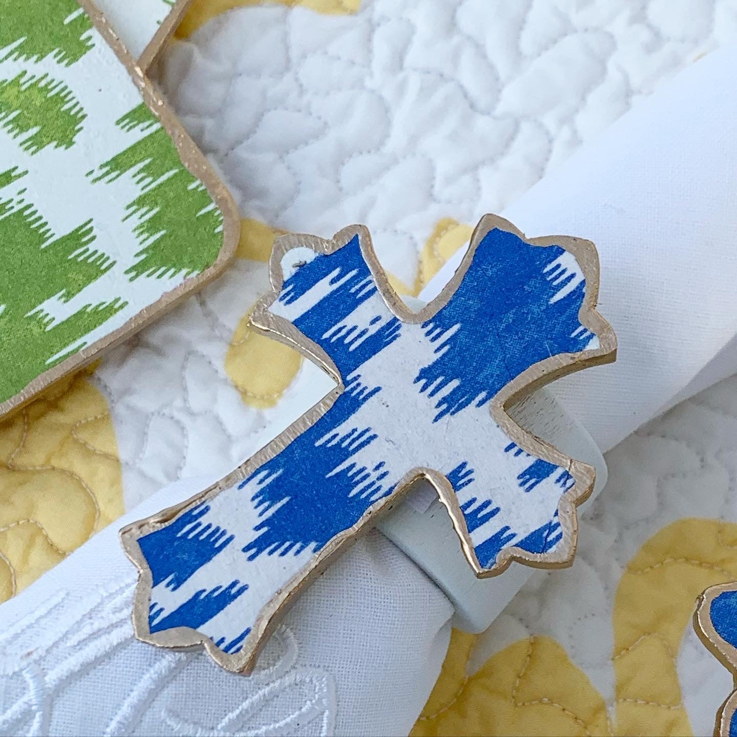 Cross clearance napkin rings